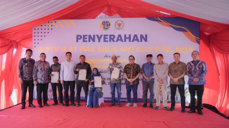 Wamen Ossy Serahkan Sertipikat bagi MBR Kalsel, Dukung Penyediaan Rumah Layak Huni