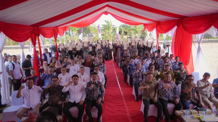 Wamen Ossy Serahkan Sertipikat bagi MBR Kalsel, Dukung Penyediaan Rumah Layak Huni
