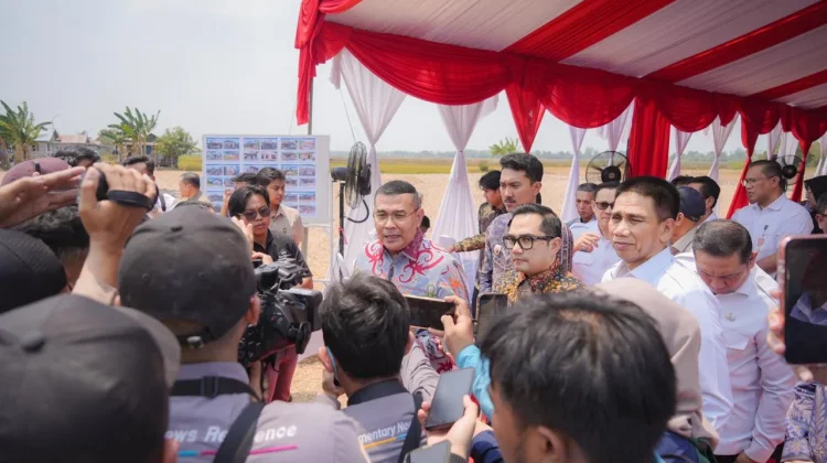 Wamen Ossy Serahkan Sertipikat bagi MBR Kalsel, Dukung Penyediaan Rumah Layak Huni
