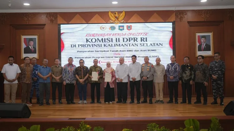Wamen Ossy Serahkan Sertipikat Aset BMD dan BUMD Pemprov Kalsel