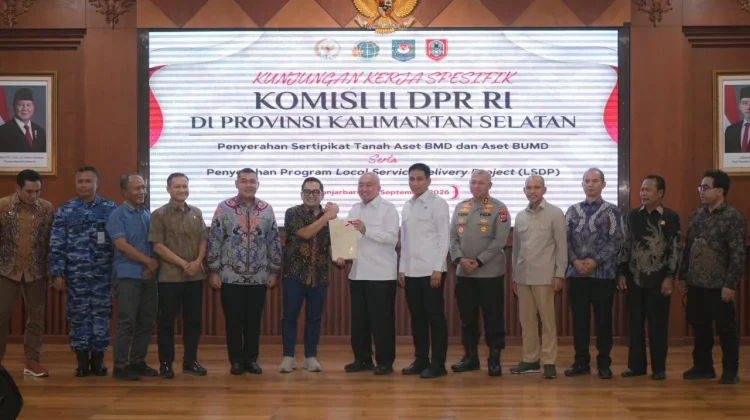 Wamen Ossy Serahkan Sertipikat Aset BMD dan BUMD Pemprov Kalsel