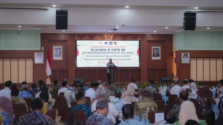 Wamen Ossy Serahkan Sertipikat Aset BMD dan BUMD Pemprov Kalsel