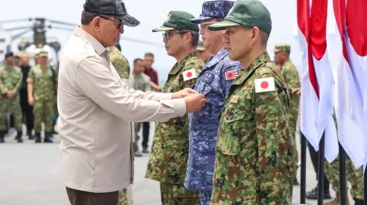 Atas Nama Negara, Menhan Sjafrie Anugerahkan Satyalancana Dharma Samudera