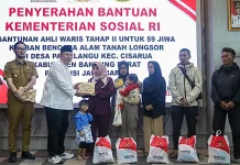 Wakil Ketua DPR Menyerahkan Bantuan Korban Bencana Bandung Barat