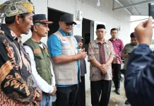 Safrizal Berkunjung ke Huntara Jamur Ujung, Fatmawati Tersanjung
