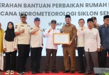 Kemendagri dan Kemenko PMK Serahkan Bantuan di Aceh Tamiang