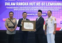Menteri Nusron Menyerahkan Sertipikat Hak Pakai kepada Lemhannas