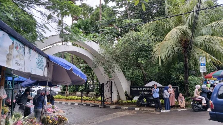 Jelang Ramadhan TPU Pondok Kopi Dipadati Peziarah