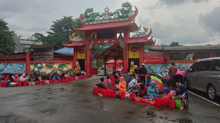 Imlek, Puluhan Warga Mengais Pundi Rupiah di Vihara