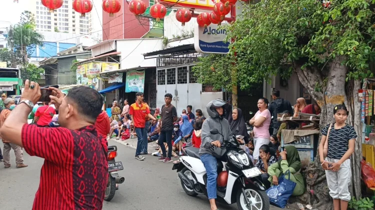 Berharap Angpao Imlek, Puluhan PPKS Datangi Vihara Toasebio