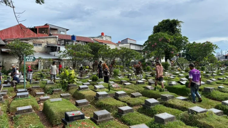 Peziarah Keluhkan Pembersih Makam Liar di TPU Kawi-Kawi