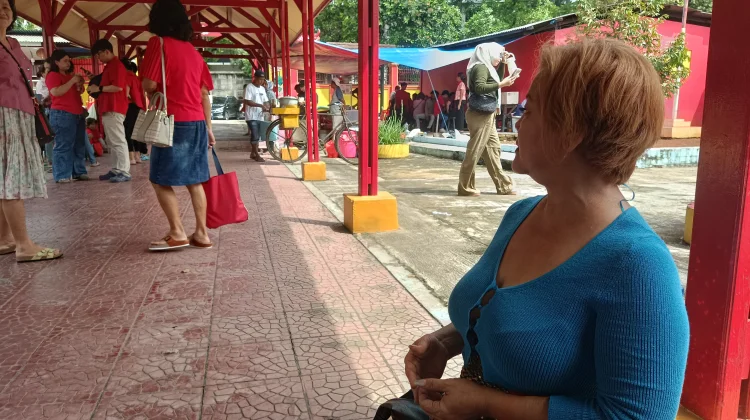 Potret Wanita Mengais Pundi Rupiah di Pelataran Vihara