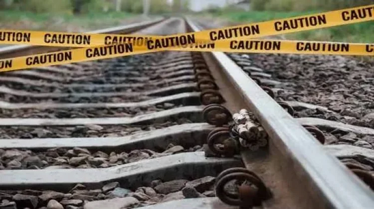 Pemotor Wanita Meninggal Tertabrak Kereta di Pesing Jakbar