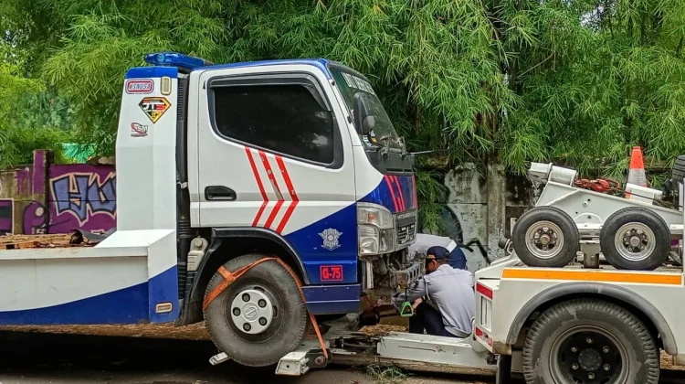 Mobil Towing Polisi Diderek Dishub usai Parkir Liar