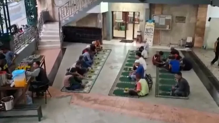 Masjid Jami Al-Ihsaniyyah Konsisten Berbagi Takjil Gratis