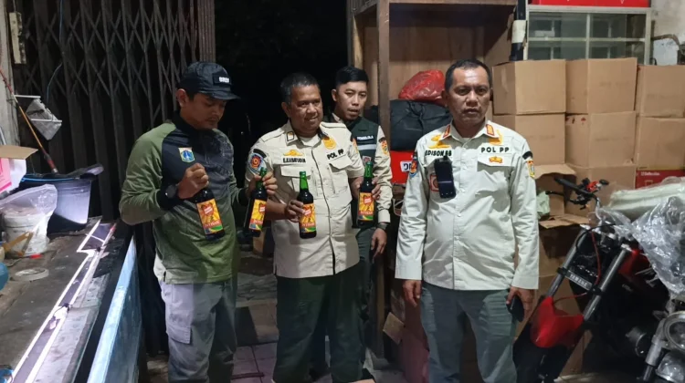 Awal Ramadan, Satpol PP Jakbar Sita 2.105 Botol Miras