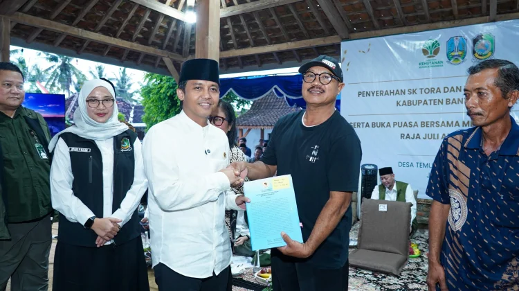Menhut Tepati Janji, Serahkan SK TORA ke Masyarakat Banyuwangi
