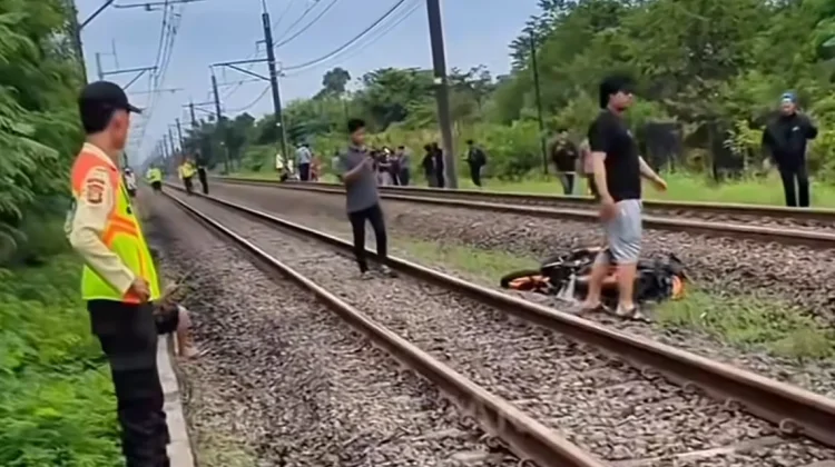 Pengendara Motor Meninggal usai Tertabrak KA di Kalideres