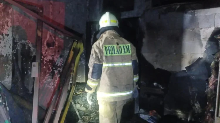 Puluhan Personel Gulkarmat Atasi Kebakaran Satu Unit Ruko di Mangga Dua