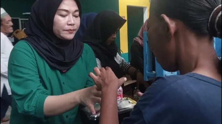 Ladang Pahala, Ratusan Paket Makanan Dibagikan Kepada Warga