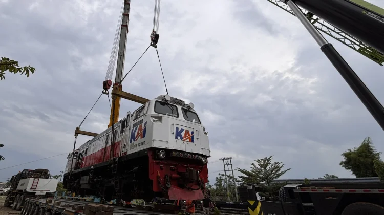 KAI Logistik Kirim 12 Lokomotif ke Pulau Jawa