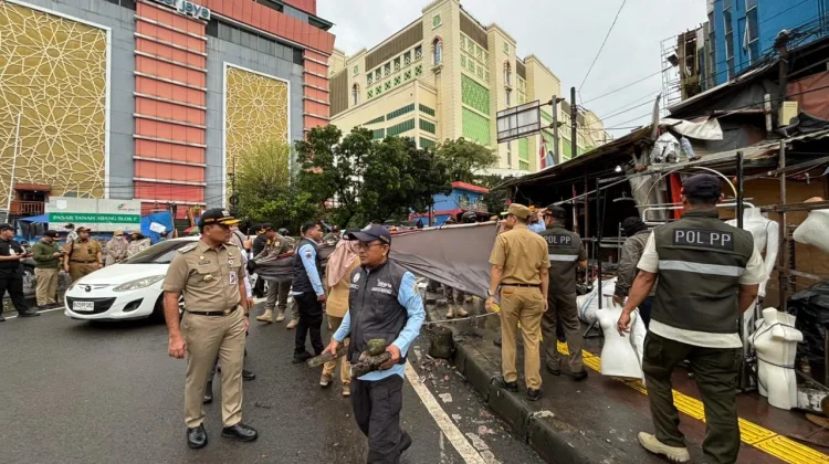 Pemkot Jakpus Tertibkan Pedagang di Trotoar Tanah Abang
