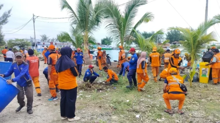 Camat Kepulauan Seribu Utara Pimpin Kerja Bakti Bersama