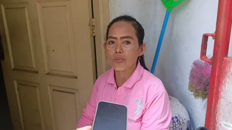 Kesulitan Air, Warga Tambora Terpaksa Pasang Pipa Baru