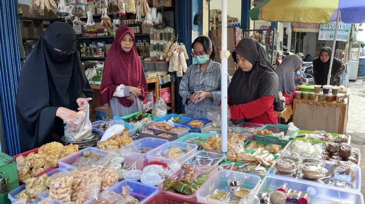 Warga Cileungsi Berburu Makanan Manis untuk Buka Puasa