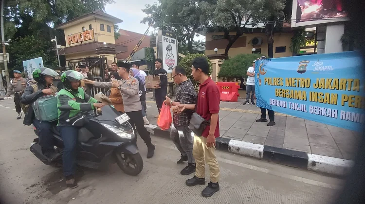Polres Metro Jakarta Utara Pererat Sinergi Pers lewat Bagi Takjil