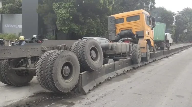 Truk Tabrak Separator Busway di Grogol, Lalin Sempat Tersendat