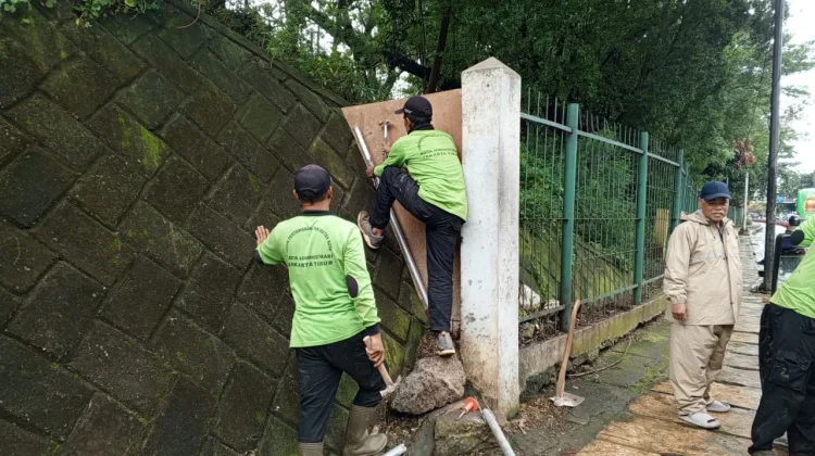 Jalur Ilegal Hutan Kota Cawang Ditutup Permanen