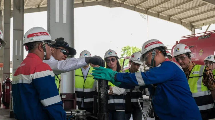 Pertamina Tinjau Distribusi Avtur di Halim Perdana bersama Pemred Media Massa Nas
