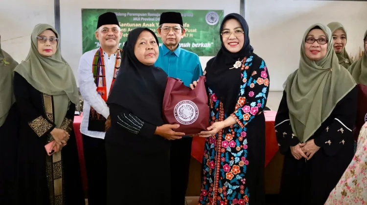 TP PKK Jakpus dan MUI Santuni 80 Anak Yatim dan Lansia