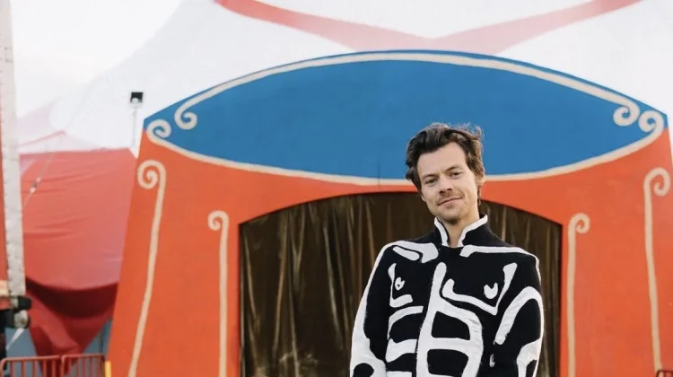 Harry Styles Ungkap Momen Tak Terduga Tertawa di Pemakaman Neneknya
