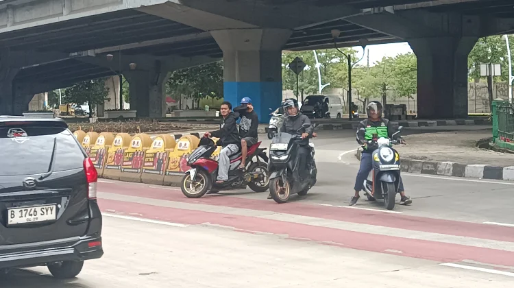Banyak Pemotor Nekat Lawan Arah di Plumpang