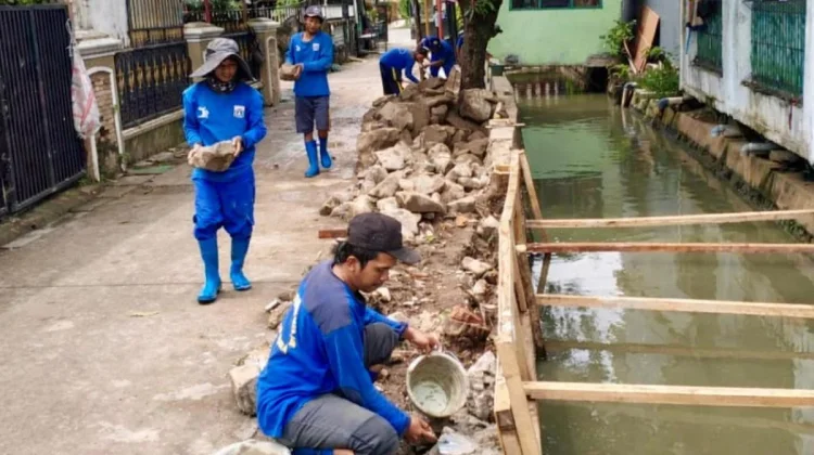 Proyek Peninggian Turap di Jalan Rorotan IX Antisipasi Banjir