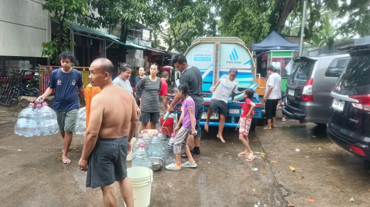 Warga Ancol Barat Keluhkan Lambatnya Bantuan Air Bersih