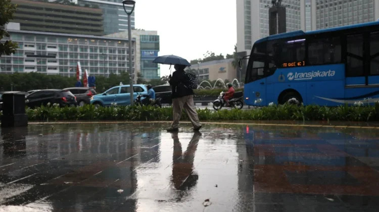 Hujan Ringan Bertahan di Jakarta, Waspada Genangan Lokal