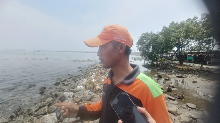 Petugas Kebersihan Marunda Bertarung Lawan Sampah Kiriman