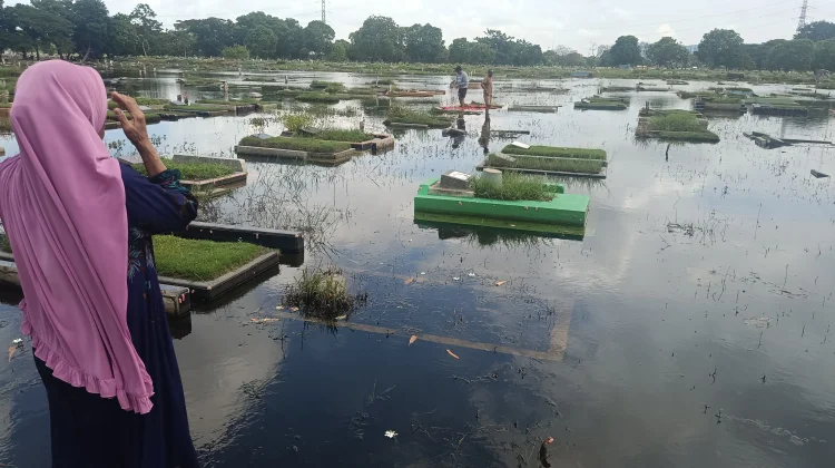Ribuan Makam TPU Semper Berubah Jadi Kolam Raksasa