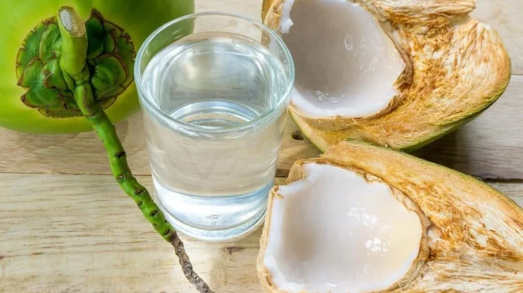 7 Manfaat Air Kelapa untuk Berbuka Puasa