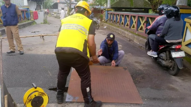 Pemasangan Pelat Baja di Jembatan Jalan Kampung Kramat