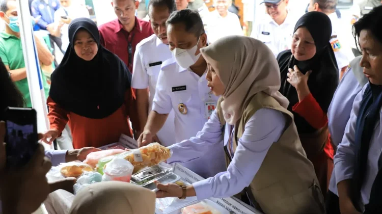 Pemkot Jaksel bersama BPOM melakukan uji sampel takjil