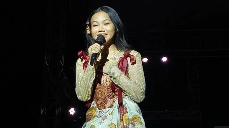 Kebaya Jadi Inspirasi Penampilan Panggung Yura Yunita
