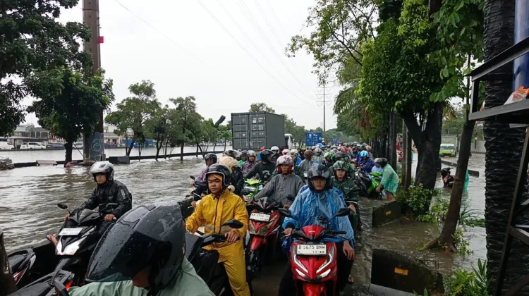 Banjir Lumpuhkan Arus Lalu Lintas di Daan Mogot Jakbar