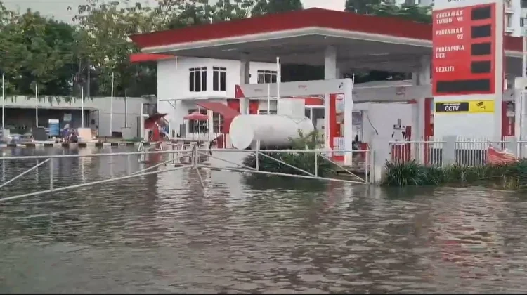 SPBU di Outer Ring Road Tak Beroperasi akibat Banjir
