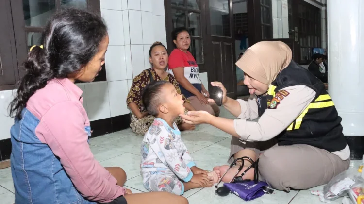 Polisi Berikan Layanan Kesehatan untuk Korban Banjir Duri Kosambi