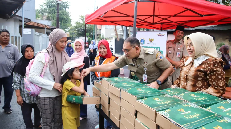 Pemkot Jakpus dan Baznas Bazis Bagikan 400 Nasi Fidyah di Cideng