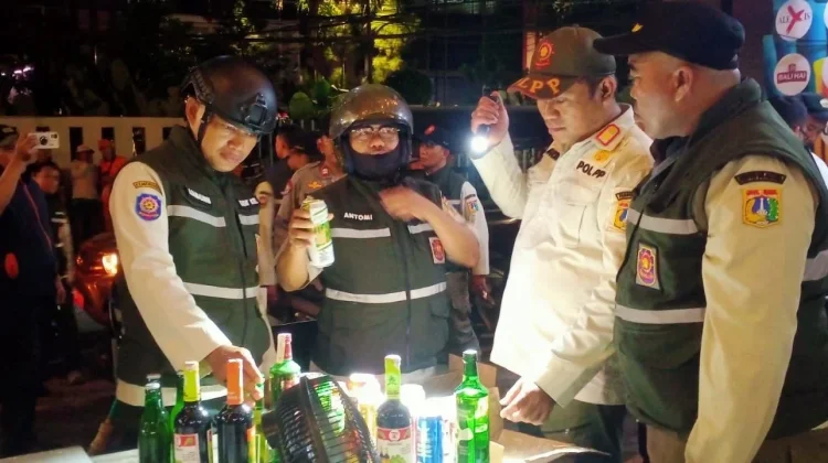 Satpol PP Menteng Amankan 82 Botol Miras dari Sejumlah Lokasi